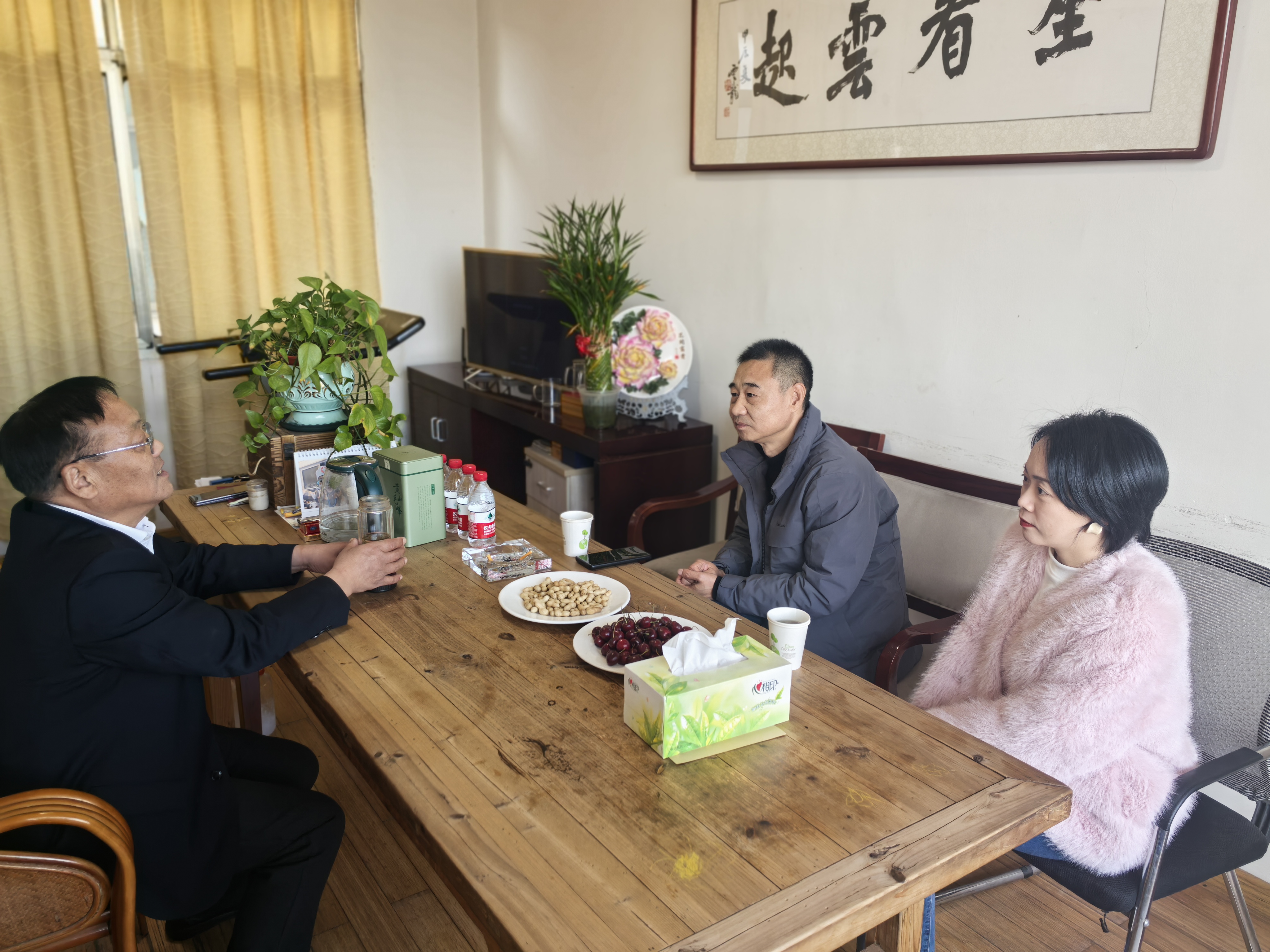 縣國(guó)投集團(tuán)開(kāi)展百名局長(zhǎng)走“親戚”慰問(wèn)活動(dòng)